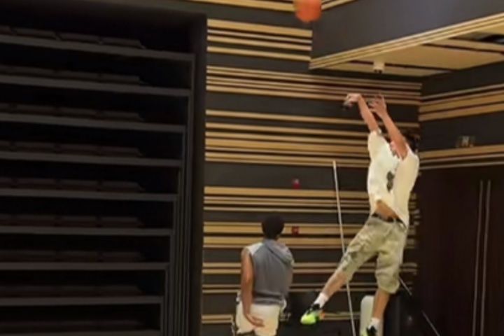 球天下体育平台-只能三次运球！吴泽加冕和美国知名训练师德文打了一个半小时单挑