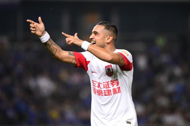 球天下体育平台-莱昂纳多戴帽登顶射手榜 一人进球数等于泰山全队